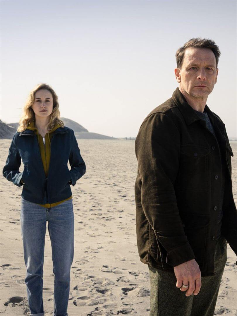 Affiche du film Seaside Crimes : Les tombes des dunes (2023) de Ismail Sahin. Voir Seaside Crimes : Les tombes des dunes en streaming / torrent sur meilleurs-films.fr