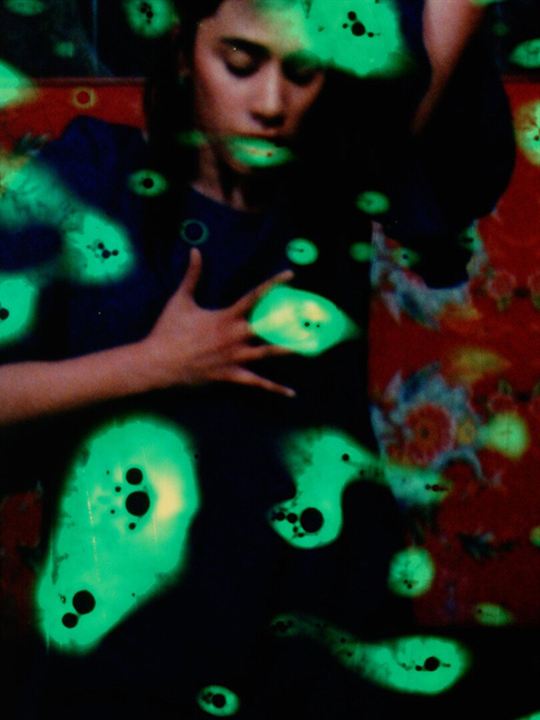 Affiche du court métrage She Stays (2025) de Marinthia Gutiérrez Velazco. Voir She Stays en streaming / torrent sur meilleurs-films.fr