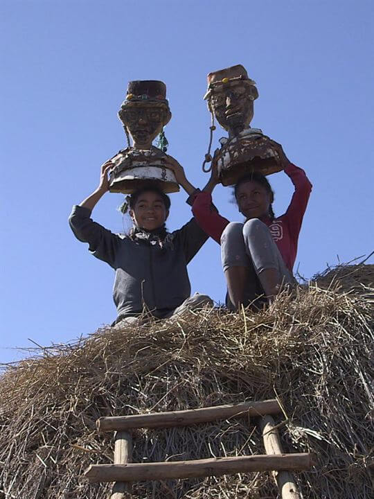 Affiche du film Sitabaomboa, chez les zébus francophones (2023) de Lova Nantenaina. Voir Sitabaomboa, chez les zébus francophones en streaming / torrent sur meilleurs-films.fr