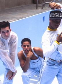 Affiche du film Strike A Pose (2016) de . Voir Strike A Pose en streaming / torrent sur meilleurs-films.fr