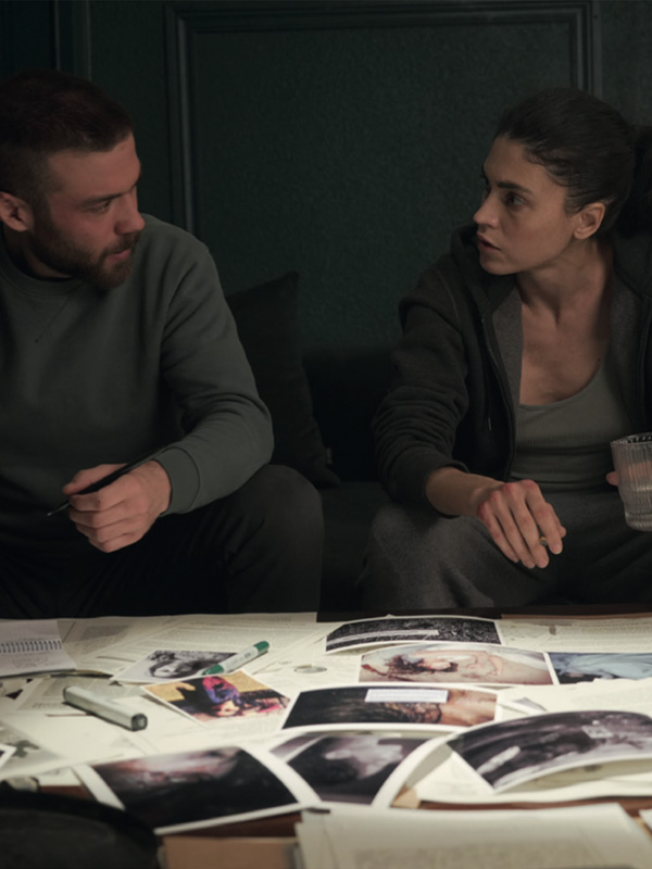 Affiche de la série The Gypsy Bride (2022) de Antonio Santos Mercero. Voir The Gypsy Bride en streaming / torrent sur meilleurs-films.fr