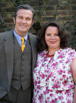 Affiche de la série The Larkins (2021) de Abigail Wilson. Voir The Larkins en streaming / torrent sur meilleurs-films.fr