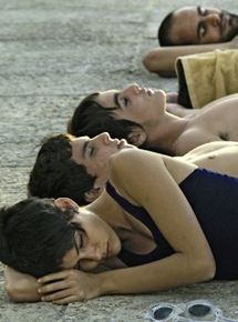 Affiche du film The Swimming Pool (2011) de Carlos Quintela. Voir The Swimming Pool en streaming / torrent sur meilleurs-films.fr