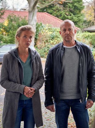 Affiche du film Une jeune fille disparaît (2021) de Katja Röder. Voir Une jeune fille disparaît en streaming / torrent sur meilleurs-films.fr