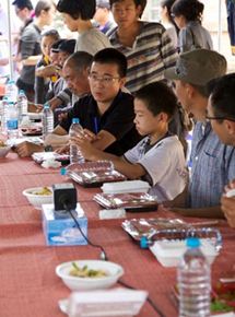 Affiche du film Zai Yi Qi (2011) de Zhao Liang. Voir Zai Yi Qi en streaming / torrent sur meilleurs-films.fr